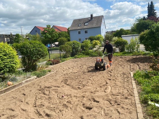 alte Rasennarbe abgeschält und Boden gefräst Boden fräsen