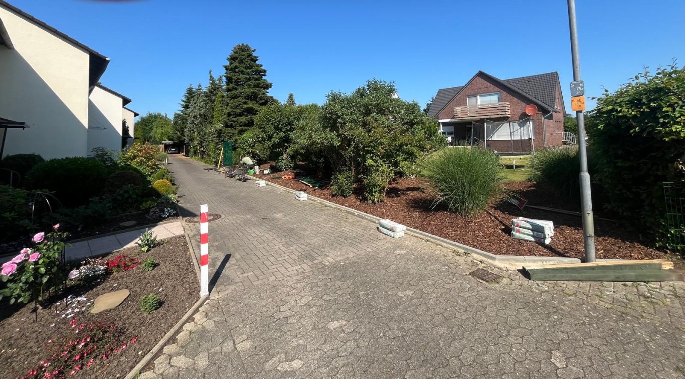 Vorbereitung für das setzen des Doppelstabgittermattenzauns Zaun