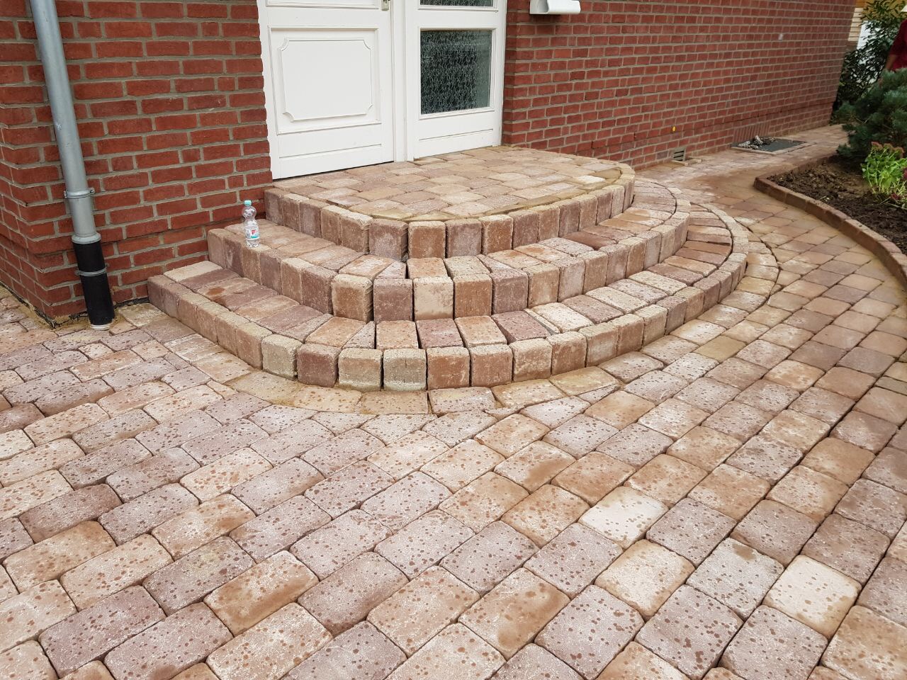 Erstellung Treppenanlage mit den Pflastersteinen Erstellung Treppenanlage mit den Pflastersteinen