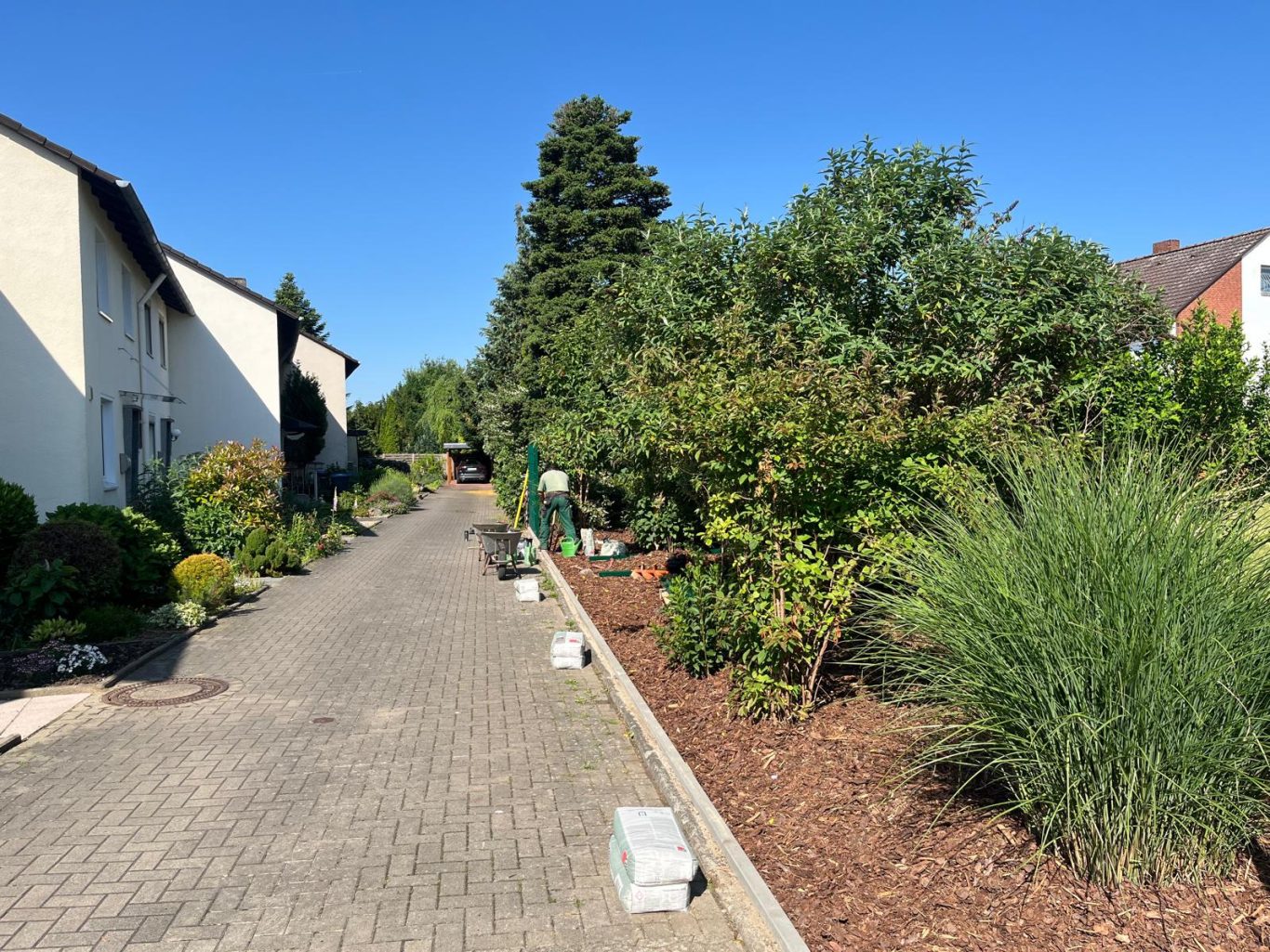 Vorbereitung für das setzen des Doppelstabgittermattenzauns Zaun