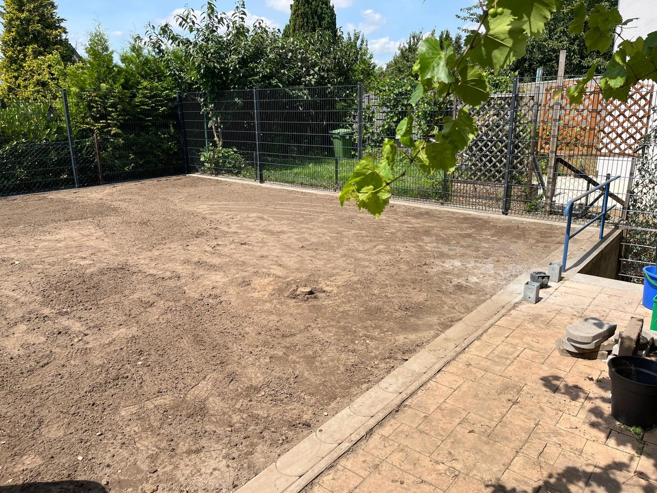 Zaun gesetzt und boden gefräst und planiert Zaun gesetzt und boden gefräst und planiert