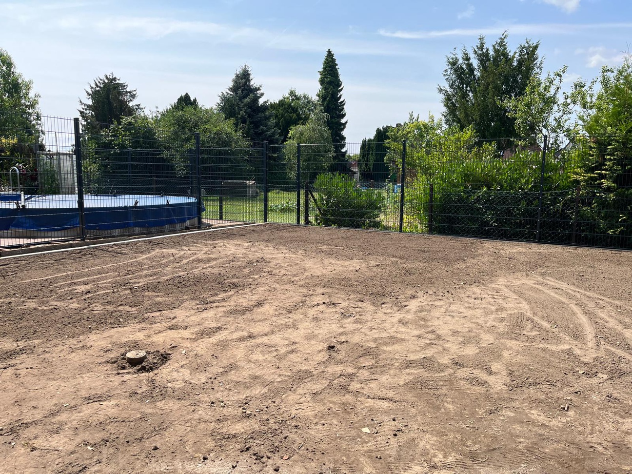 Zaun gesetzt und boden gefräst und planiert Zaun gesetzt und boden gefräst und planiert