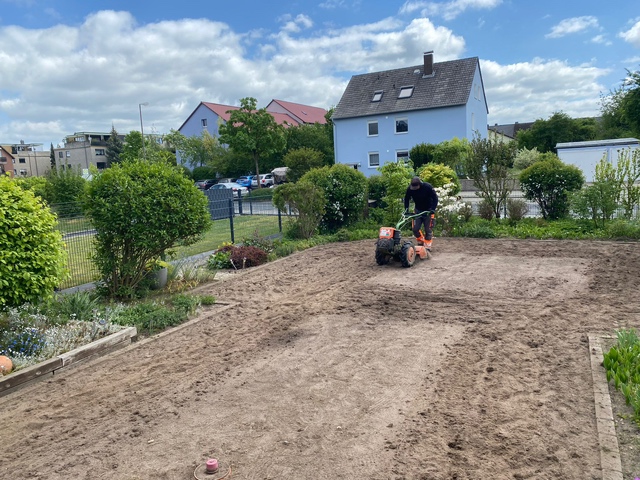 alte Rasennarbe abgeschält und Boden gefräst Boden fräsen