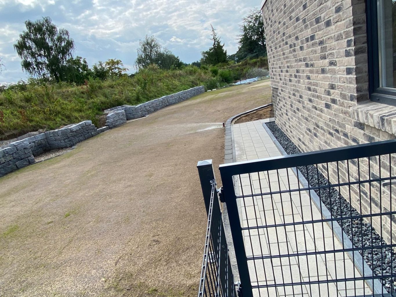 fertiggestellte Gartenanlage mit automatischer Bewässerung Garten