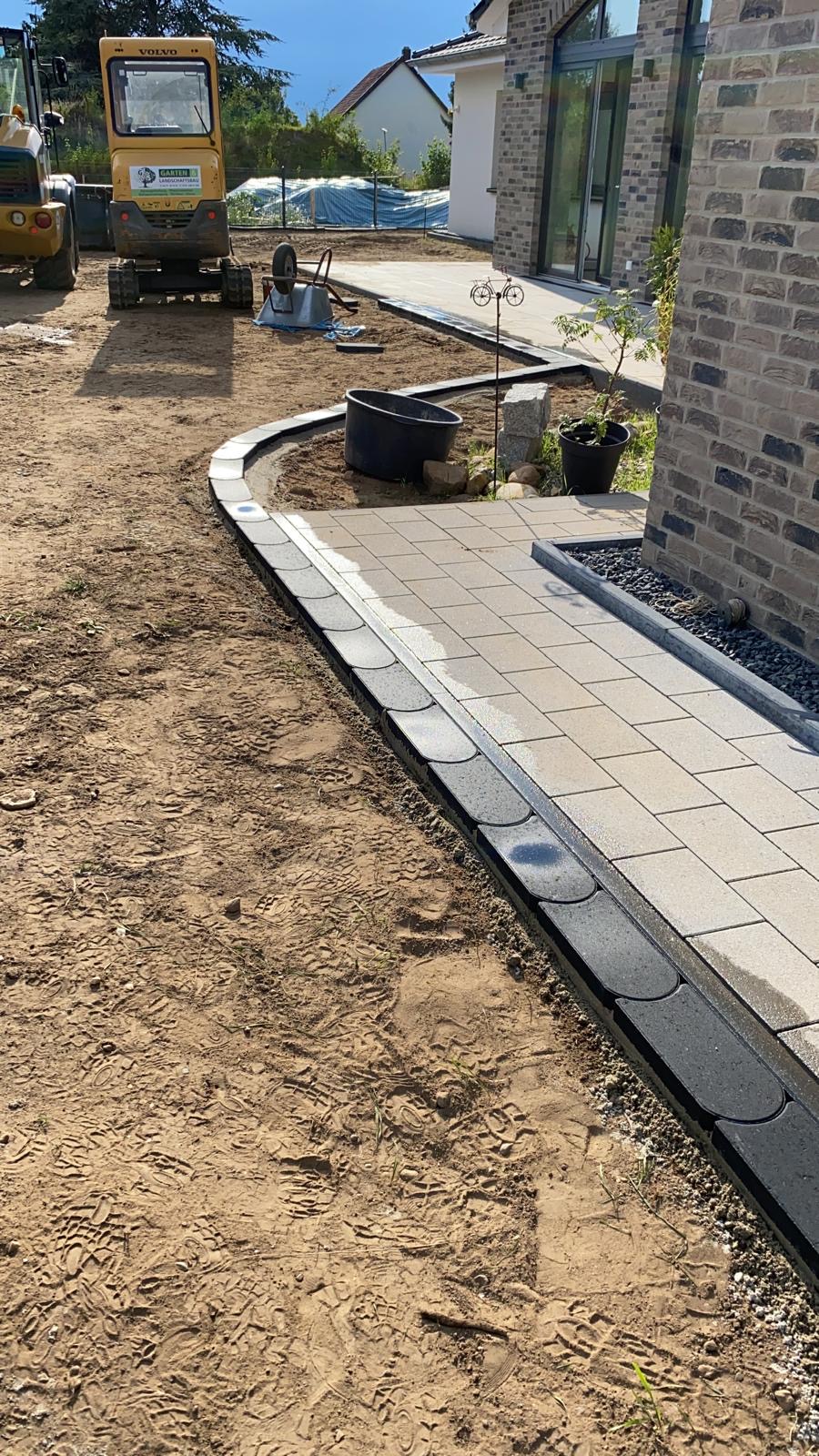 Fußweg gepflaster und eingefasst Weg